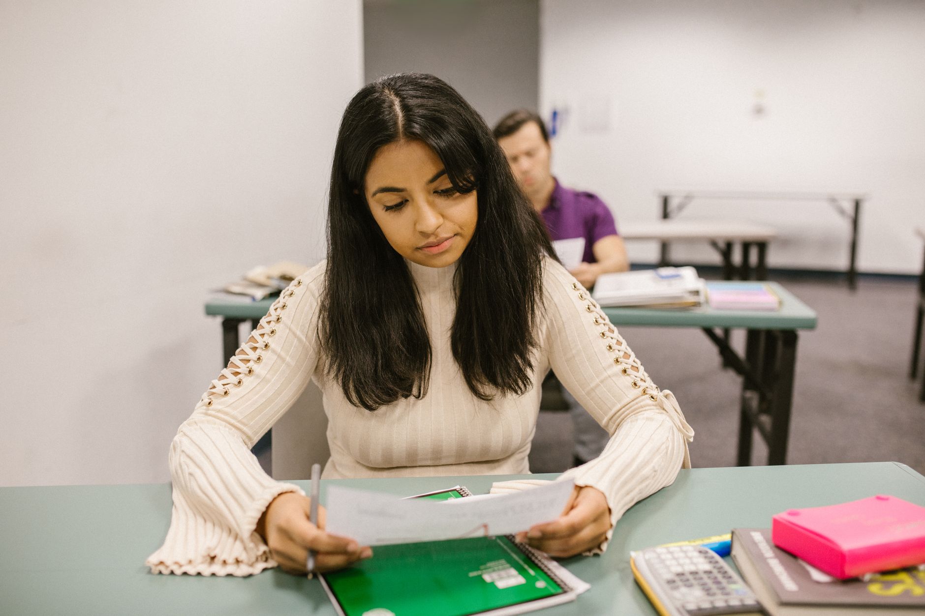 学生在教室独立核对学习资料